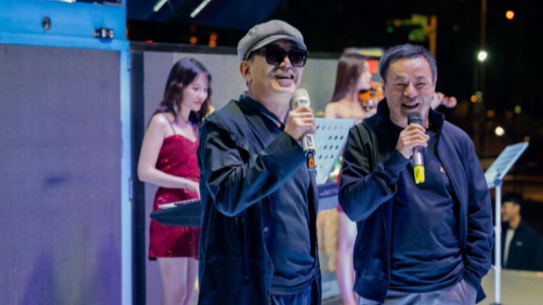 高捷把蔡振南拉上台唱歌。(圖/影一製作)