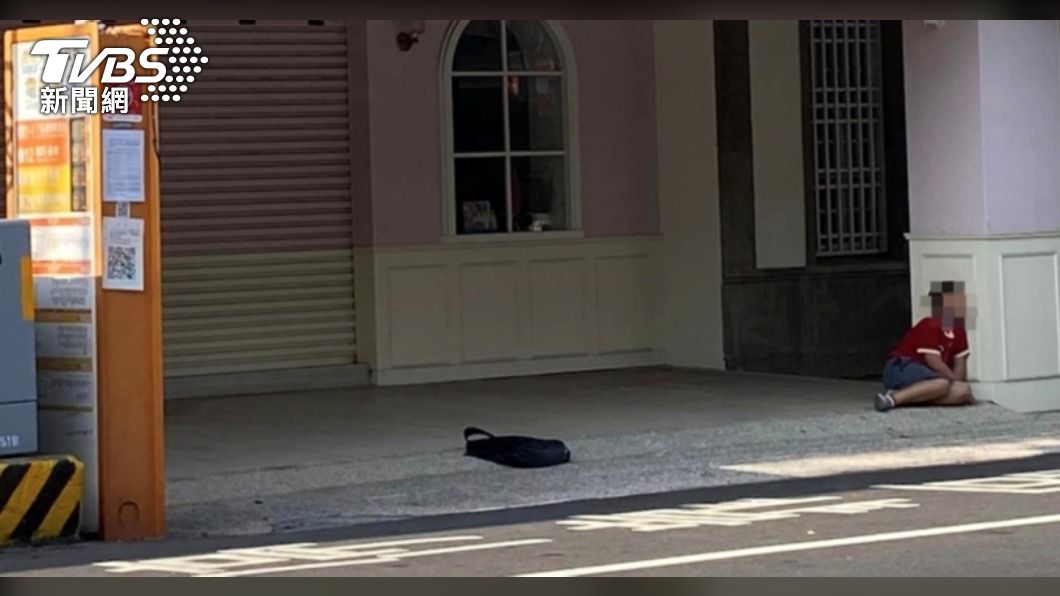 等到愛睏! 台南公車等嘸 小男童趴地.躺柱睡著