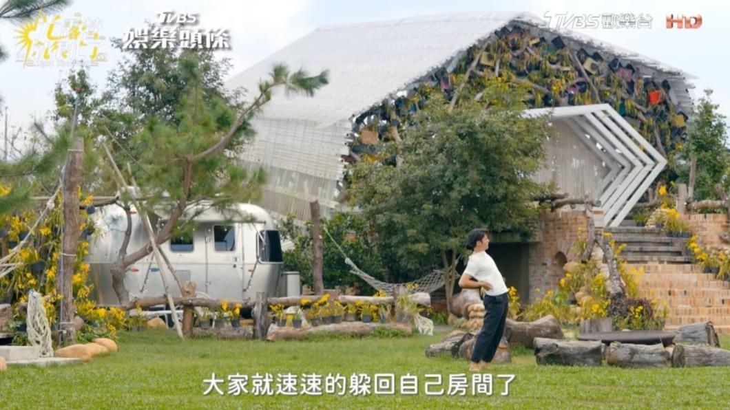 鳳小岳一個人在外做瑜珈。(圖/翻攝自《光露營就很忙了》)