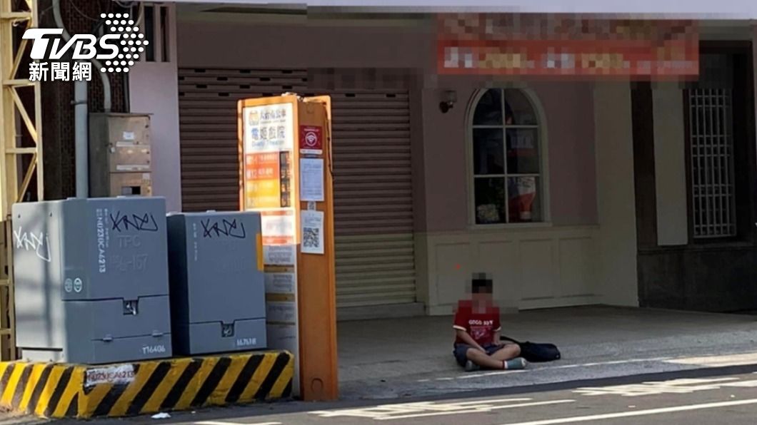 一開始盤坐等公車 (翻攝 麻豆人大集合FB)