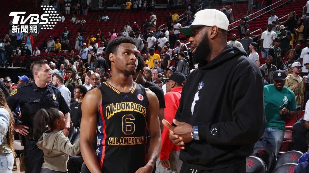 Lebron James與兒子Bronny James。(圖/達志影像美聯社)