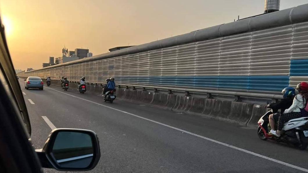 揪團上國道?國2路肩驚見「6機車奔馳」汽車駕駛傻眼