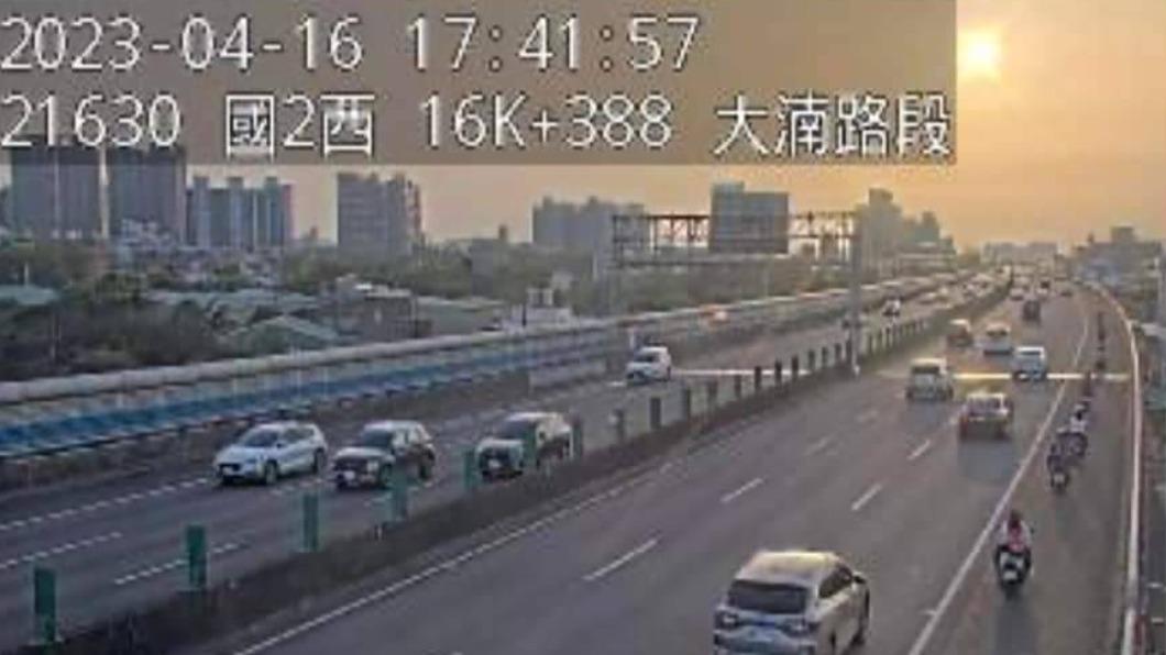 驚險情況讓其他汽車用路人看傻眼。(圖/翻攝自高公局即時路況)