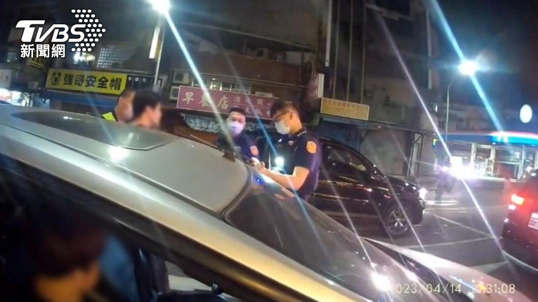 警方攔查詐欺車手情侶檔。(圖/TVBS)