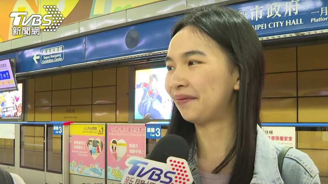 脫口罩的小姐表示因為夏天較熱且容易脫妝因此覺得解封後不用一直配戴。（圖／TVBS）