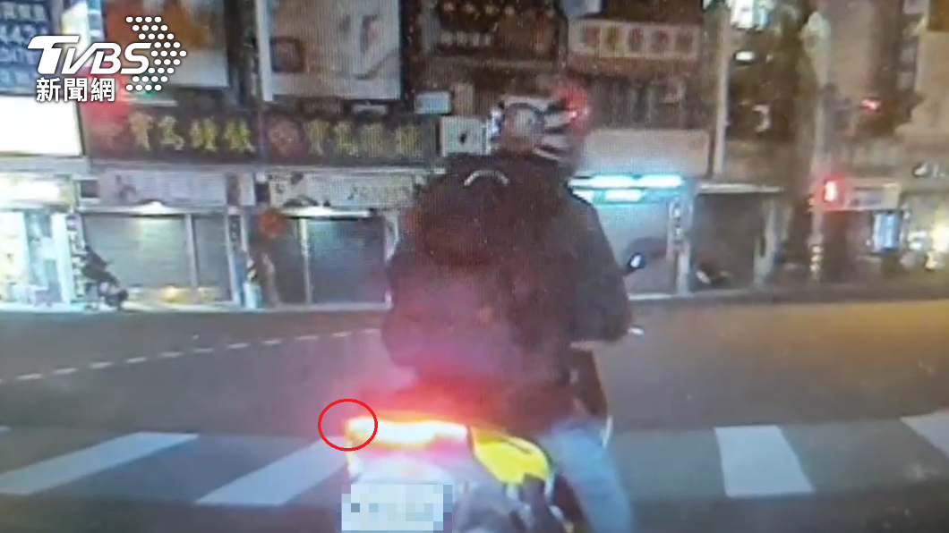 右轉打左方向燈!違規男怒搶罰單爆衝突 還弄傷警下場慘了