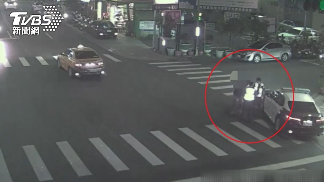 警方當街攔下陳姓竊嫌。(圖/TVBS)