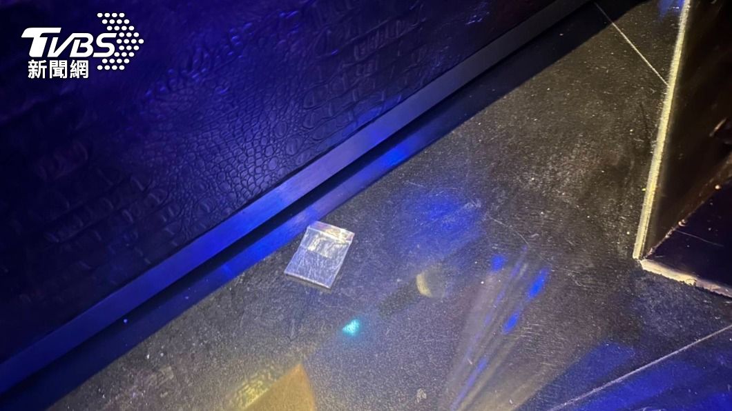 警方在房內地上發現留有殘粉的夾鏈袋。（圖／警方提供）