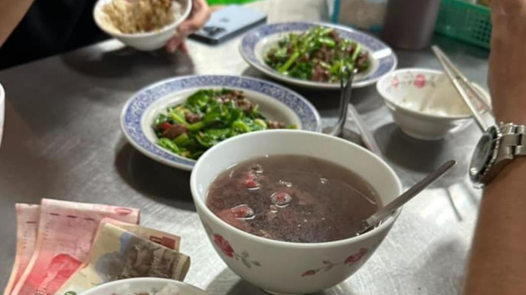 朝聖台南必比登牛肉湯！闆娘送錯餐怒丟錢趕人　妹子4人嚇傻