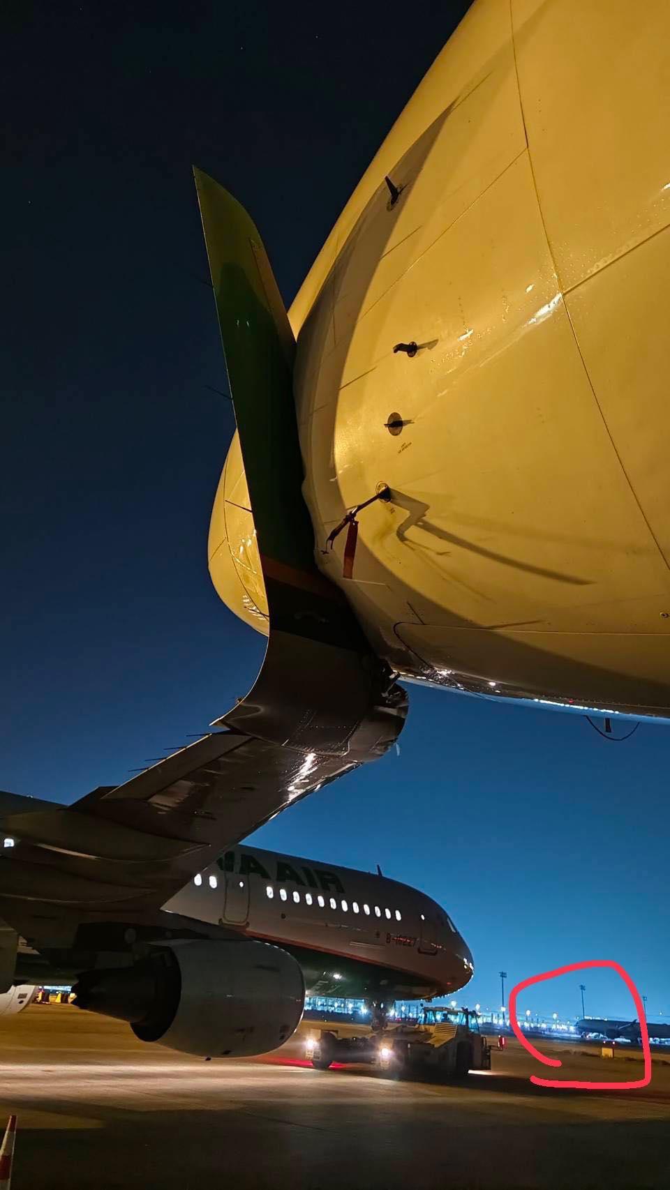 長榮A321飛機機翼翼尖削入波音777飛機機鼻。（圖／讀者提供）