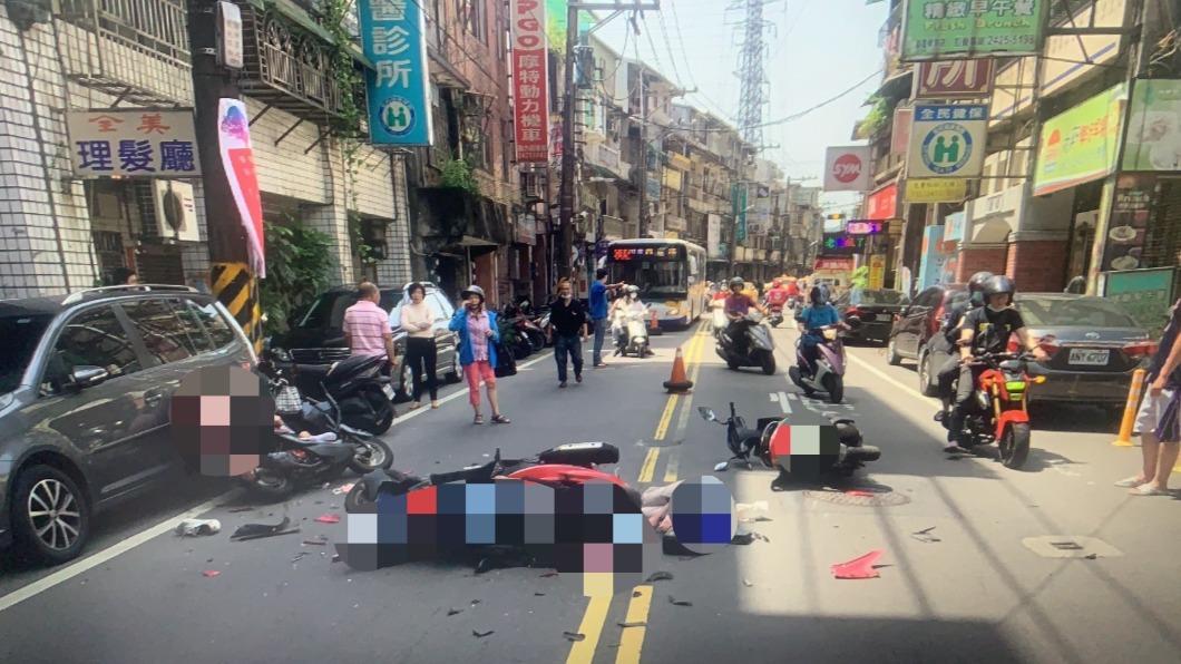 被撞的張姓男子身分曝光,原來是台北市議員陳重文辦公室主任,目前在台北榮總搶救中。(圖/基隆市警察提供)