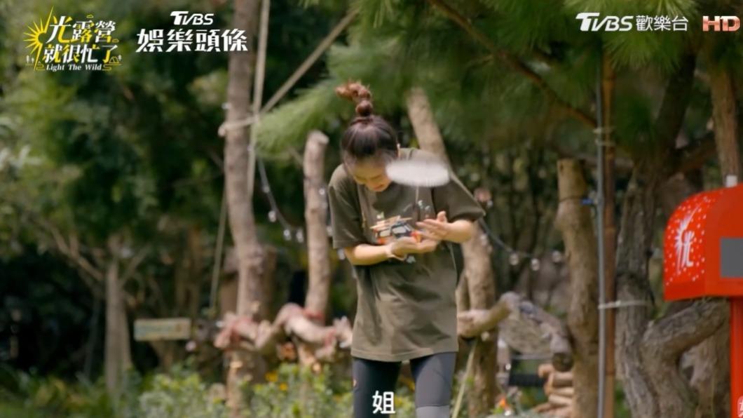 林心如將球拍往自己的頭打擊。(圖/翻攝自《光露營就很忙了》)