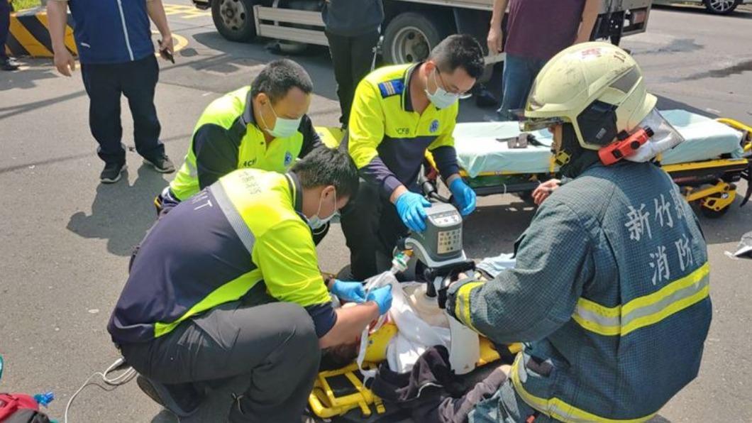 騎士送醫後仍傷重身亡。（圖／消防局提供）
