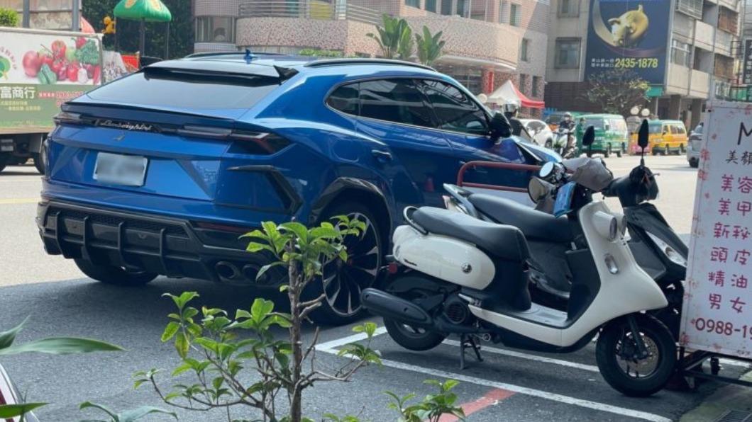 一輛藍寶堅尼Urus車主大剌剌地違規停車買早餐。（圖／翻攝自翻轉國道交通違規臉書）