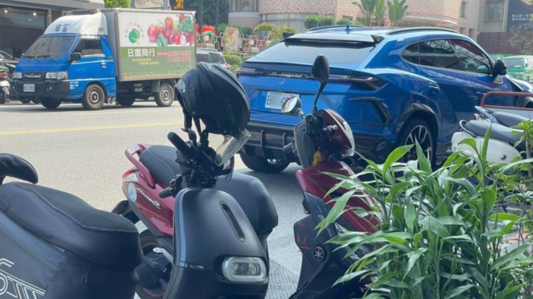 粉專嘲諷，該名有錢車主就算吃早餐也要尊榮奢華，違規停車的罰單不算什麼。（圖／翻攝自翻轉國道交通違規臉書）