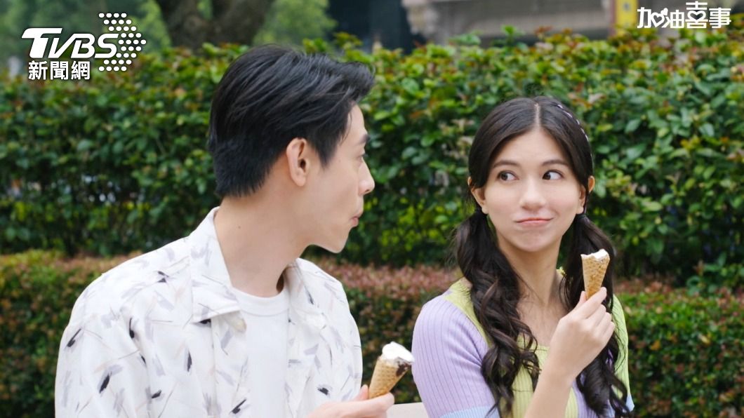 鄭芯恩(右)、Teddy在低溫下拍攝吃冰淇淋的畫面。(圖/TVBS)