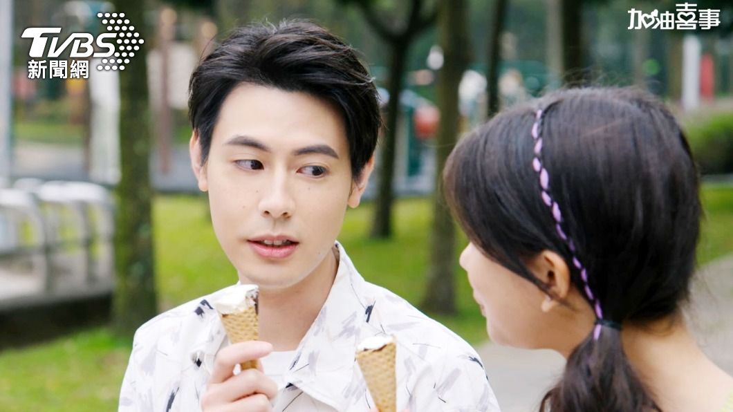 鄭芯恩(右)劇中陪伴暗戀失敗的Teddy,帶他放下拘謹的一面。(圖/TVBS)