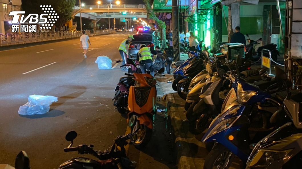 路旁機車如骨牌式倒地。(TVBS)
