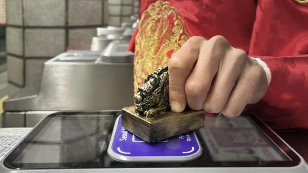 做出「嗶卡」的動作,就像在用玉璽蓋章一樣。(圖/wadiz탑승을 윤허하노라官網)