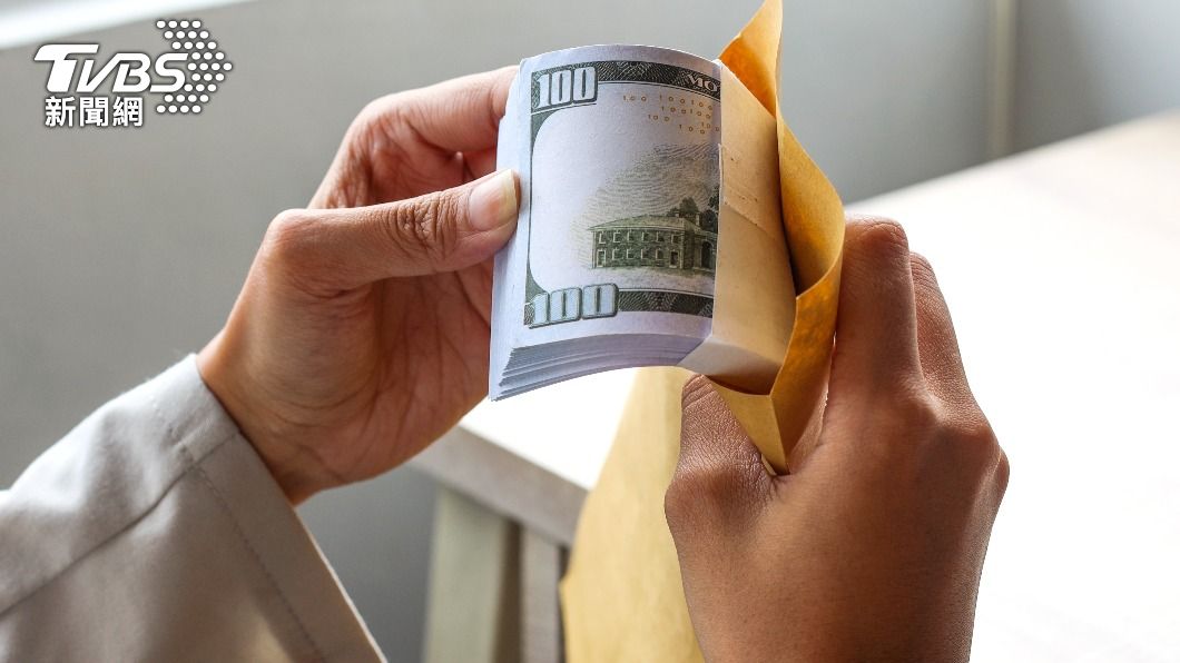 男子自認生活過得很好，所以送錢給陌生人。（示意圖／shutterstock 達志影像）