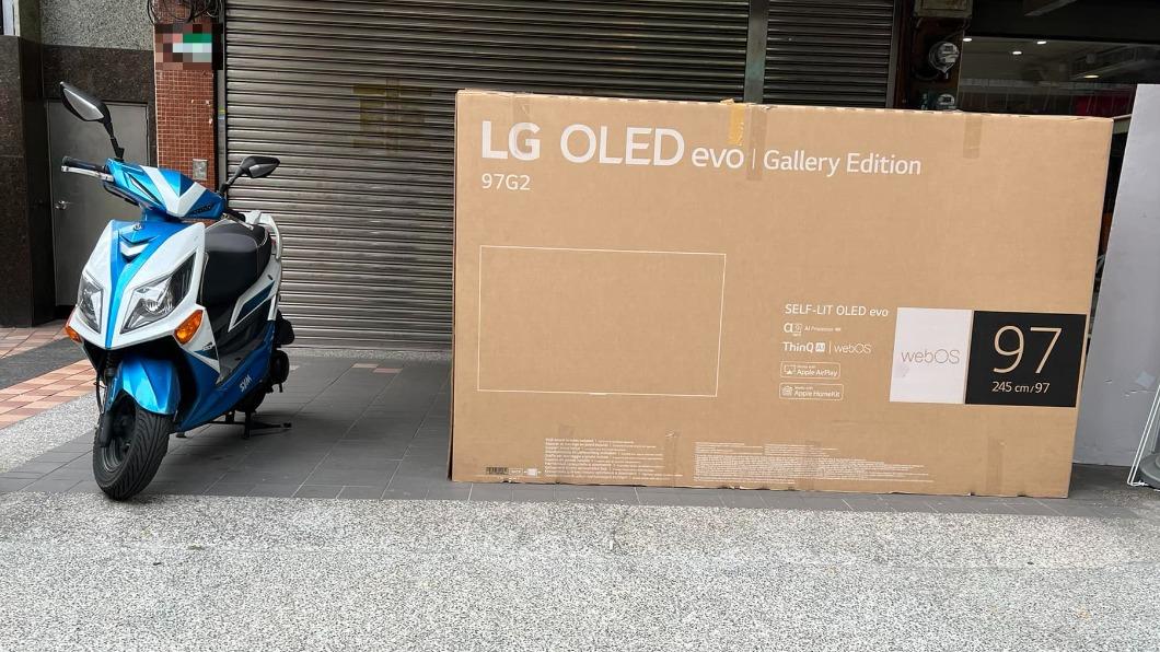 原PO在路上看見價值與一台國產車差不多的巨型紙箱。(圖/翻攝自「路上觀察學院」臉書)