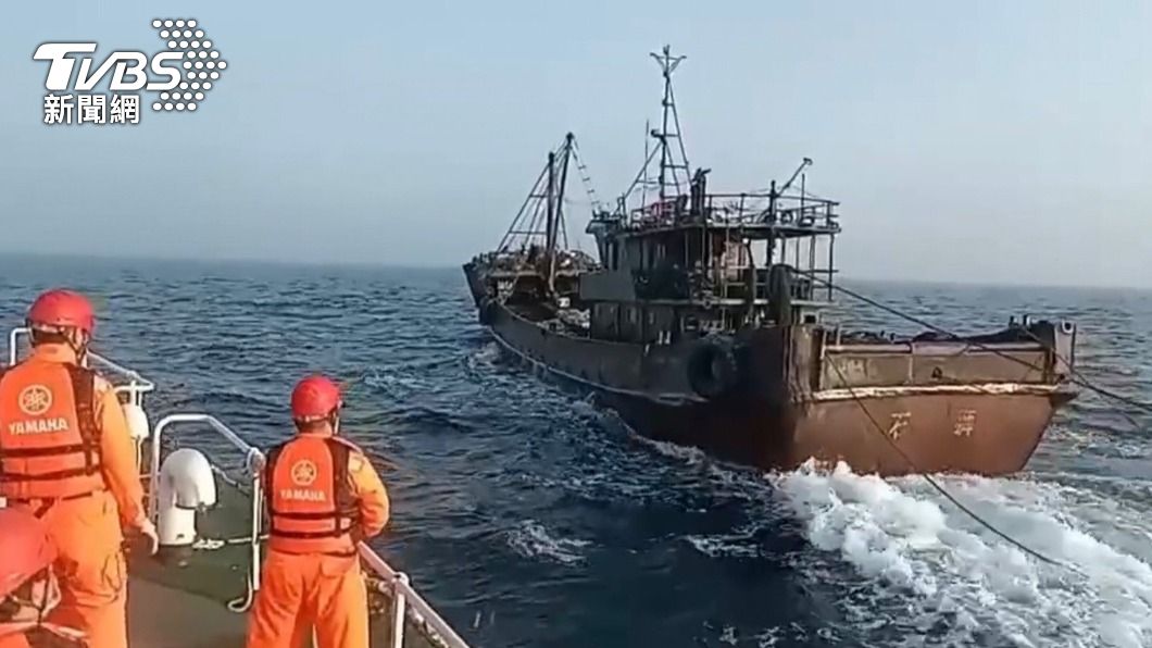 陸漁船越界捕魚蛇行拒檢 台中海巡緊追押回11人