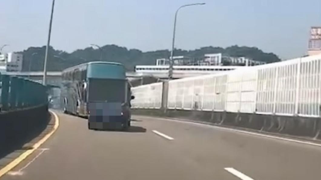 遊覽車載20人逆向!險釀中安大橋追撞 駕駛嚇壞狂飆髒話
