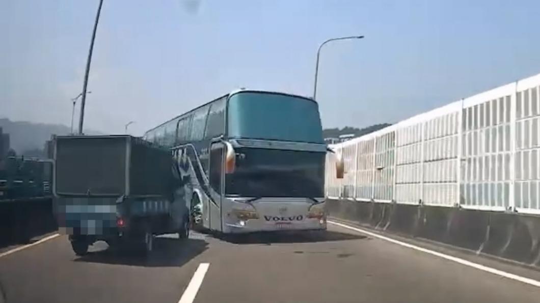 駕駛嚇壞緊急剎車。(圖/翻攝Facebook重機車友 ❘ 各區路況天氣、資訊分享中心人)