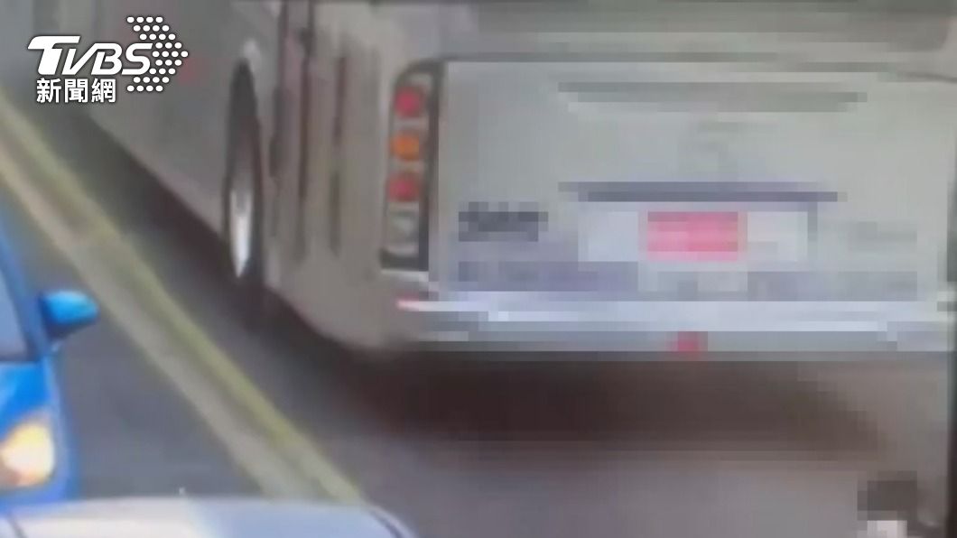 警方調閱影像,發現遊覽車上橋的時候並未逆向。(圖/TVBS)