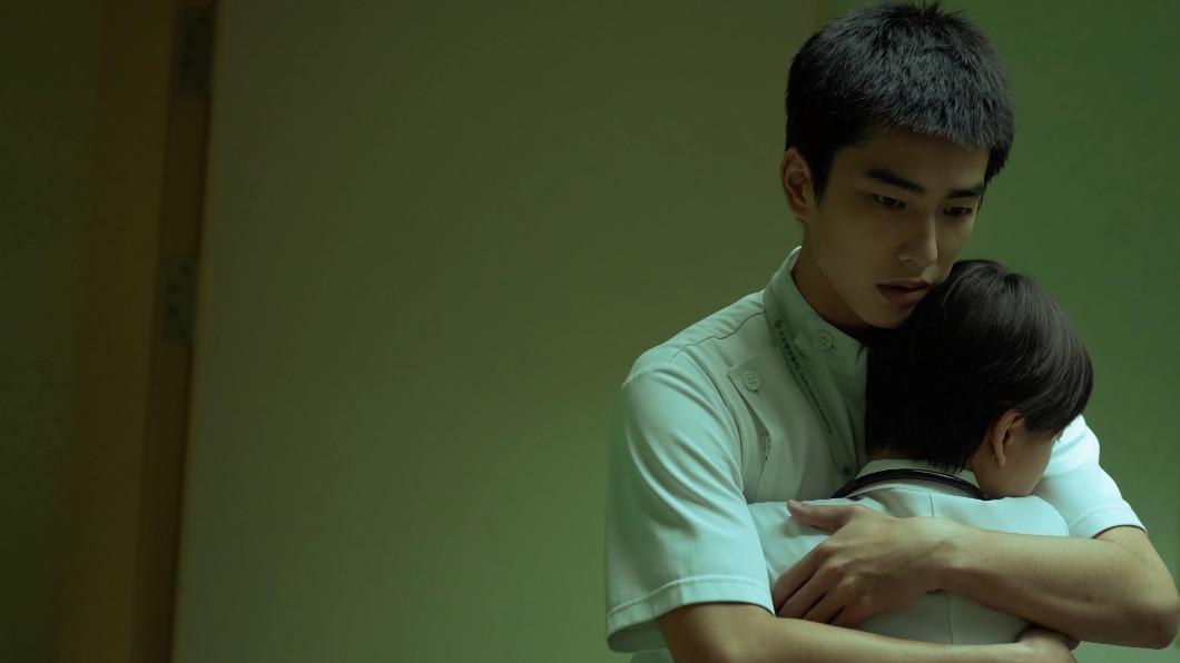 曾敬驊、項婕如在《疫起》中扮演醫護戀人。（圖／CATCHPLAY提供）