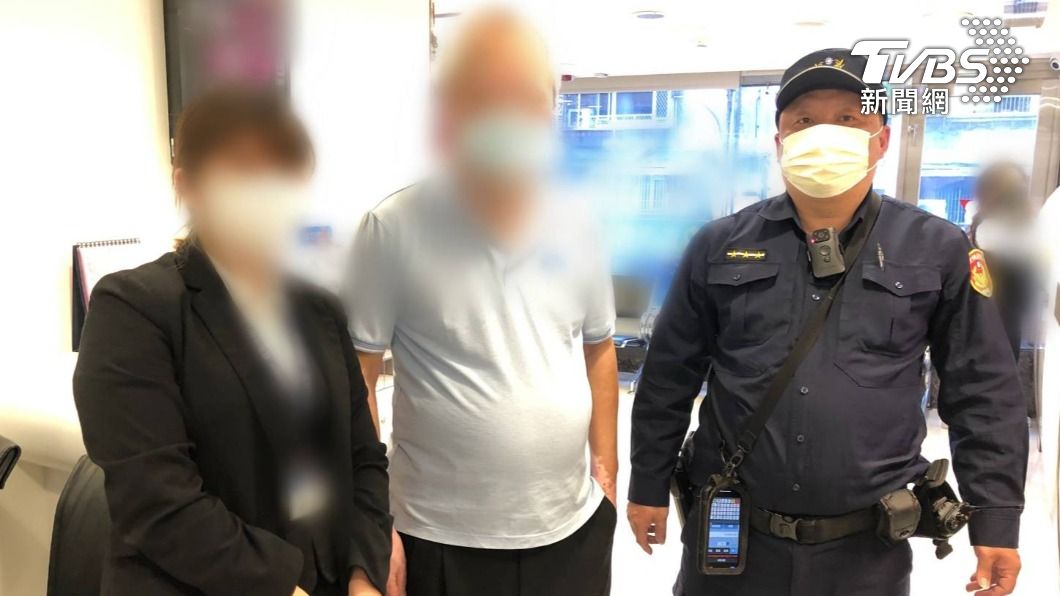 李男(中)感謝警方銀行幫忙阻詐。（圖／TVBS）
