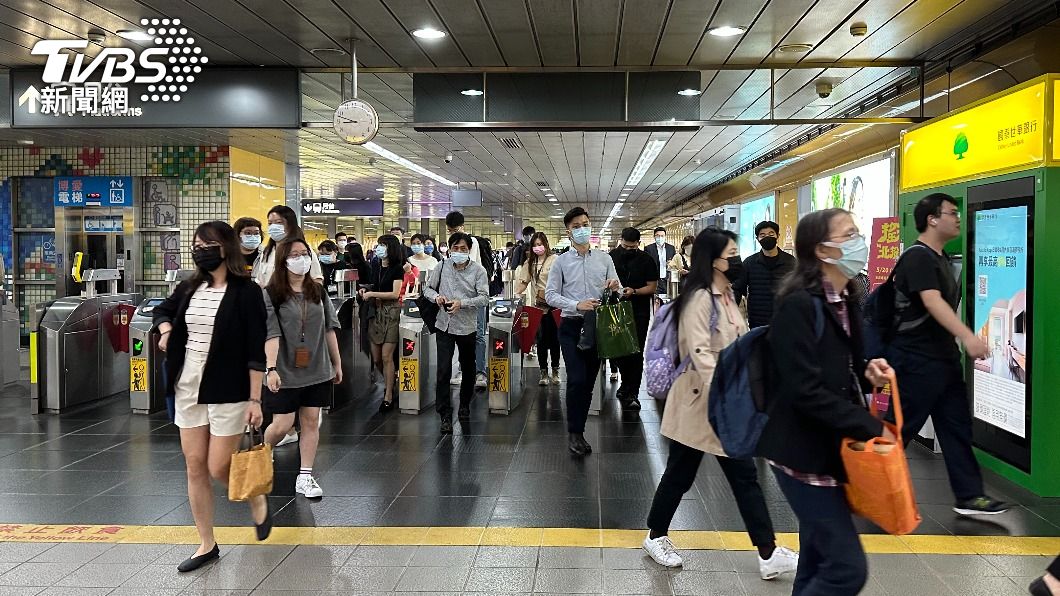 不只大眾運輸還是有九成的民眾配戴口罩,連室外還是有約8到9成的民眾口罩都戴得相當緊。(圖/TVBS)