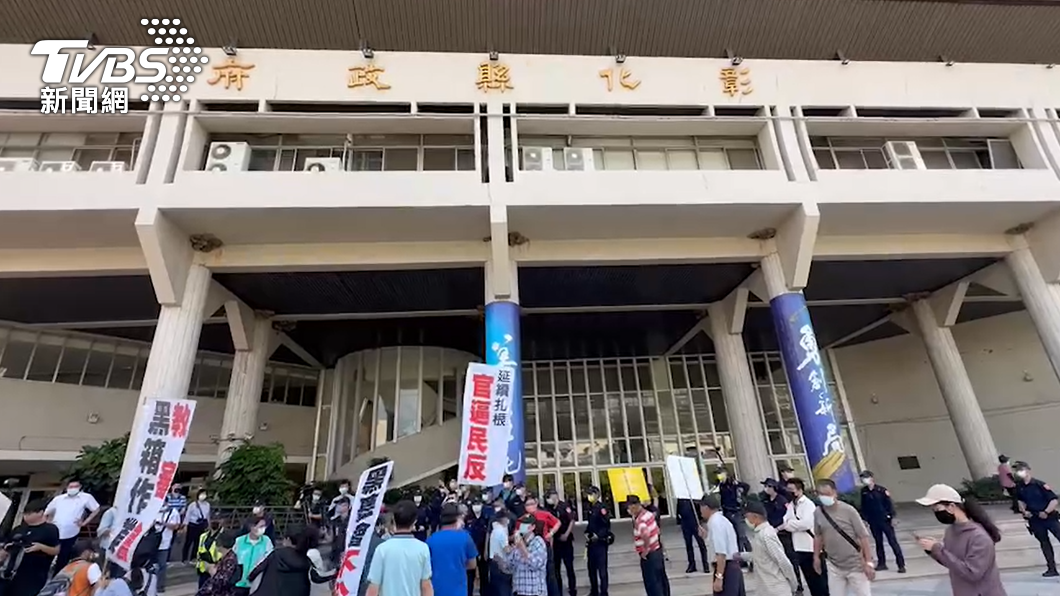 柯村長等人在彰化縣府前抗議。（TVBS）