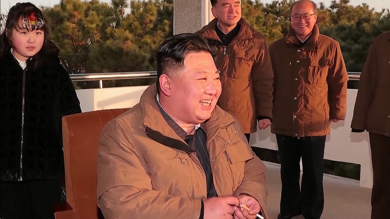 金正恩偕同女兒金主愛觀看飛彈發射全過程,對部隊的戰備準備表示滿意(畫面來源:AP/KRT)