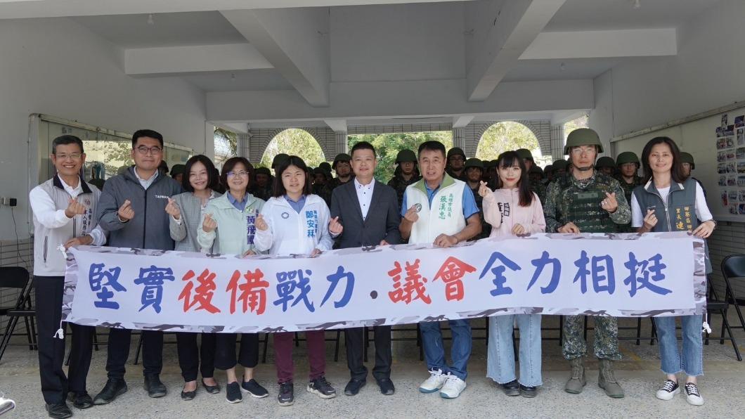 高雄市議會頒發加菜金。(圖/翻攝自黃捷臉書)