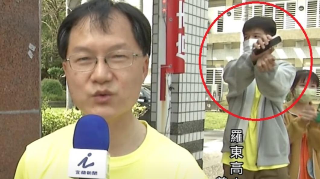 太搶鏡!羅東高中校長受訪 學生背後跳「開花舞」超爆笑