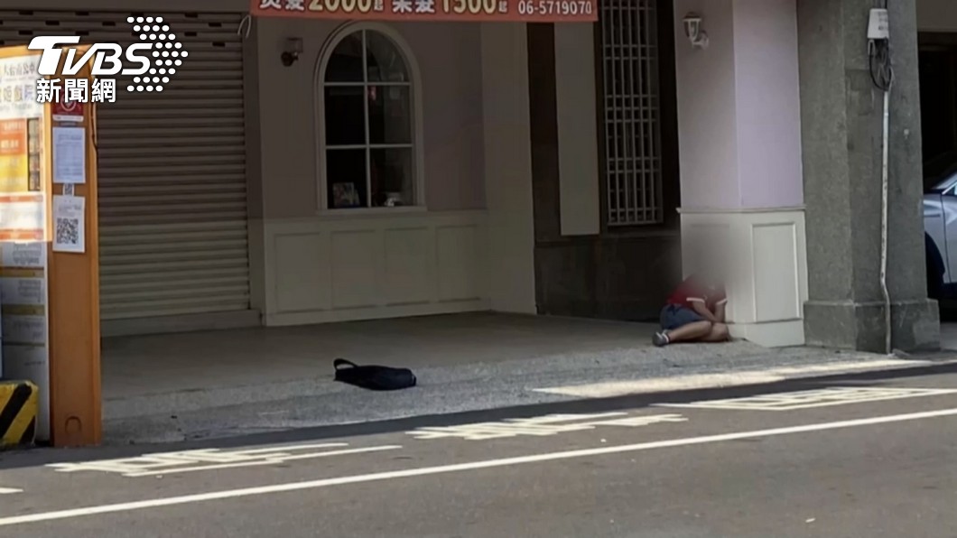 趴著不行就躺著!台南男童等公車愛睏睡翻 網喊:好心疼