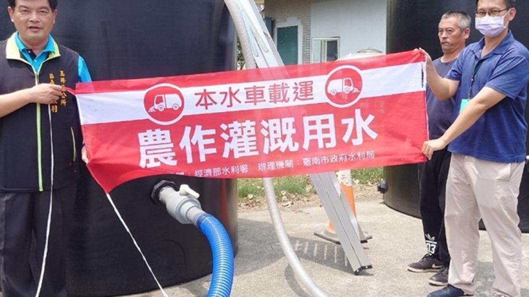 台南山區降雨少 市府出動載水車「搶救芒果」