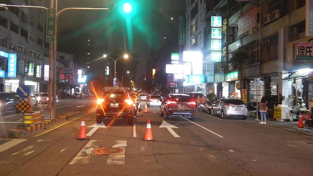 台中又發生「行人地獄」!轎車闖紅燈撞飛過馬路女子