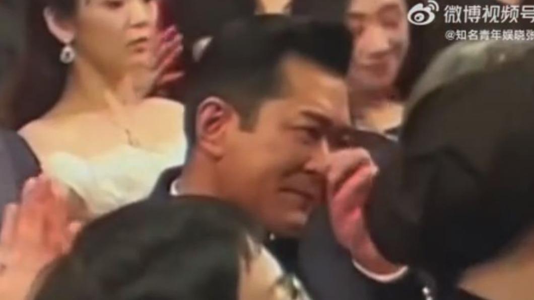 鄭秀文得獎後，古天樂在台下抹淚。（圖／翻攝自微博）