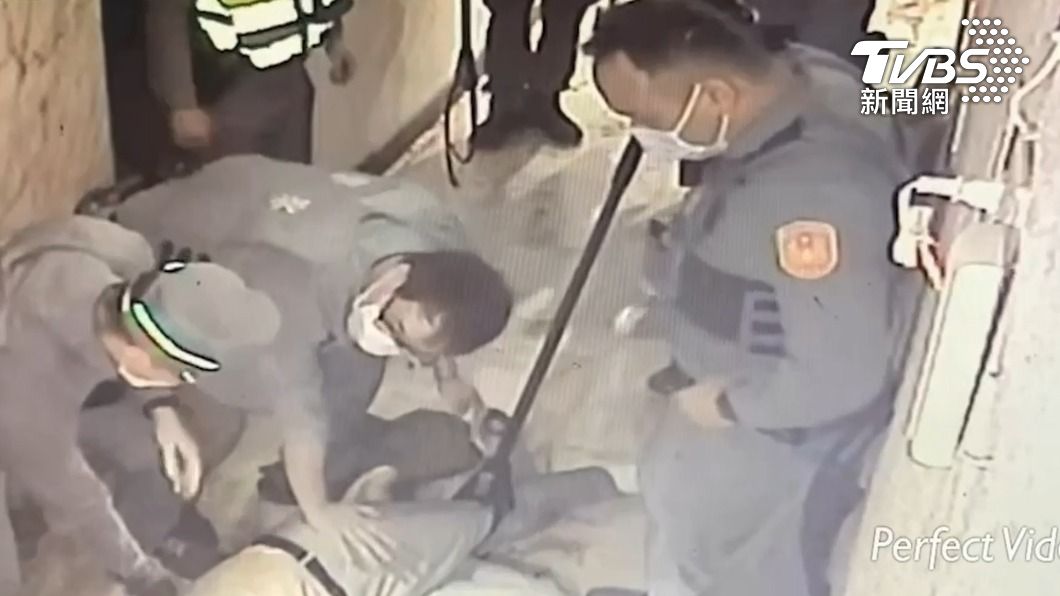警方壓制逮捕持刀男子。(圖/TVBS)