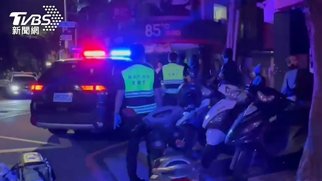 轄區警方與救護人員到場。(圖/TVBS)