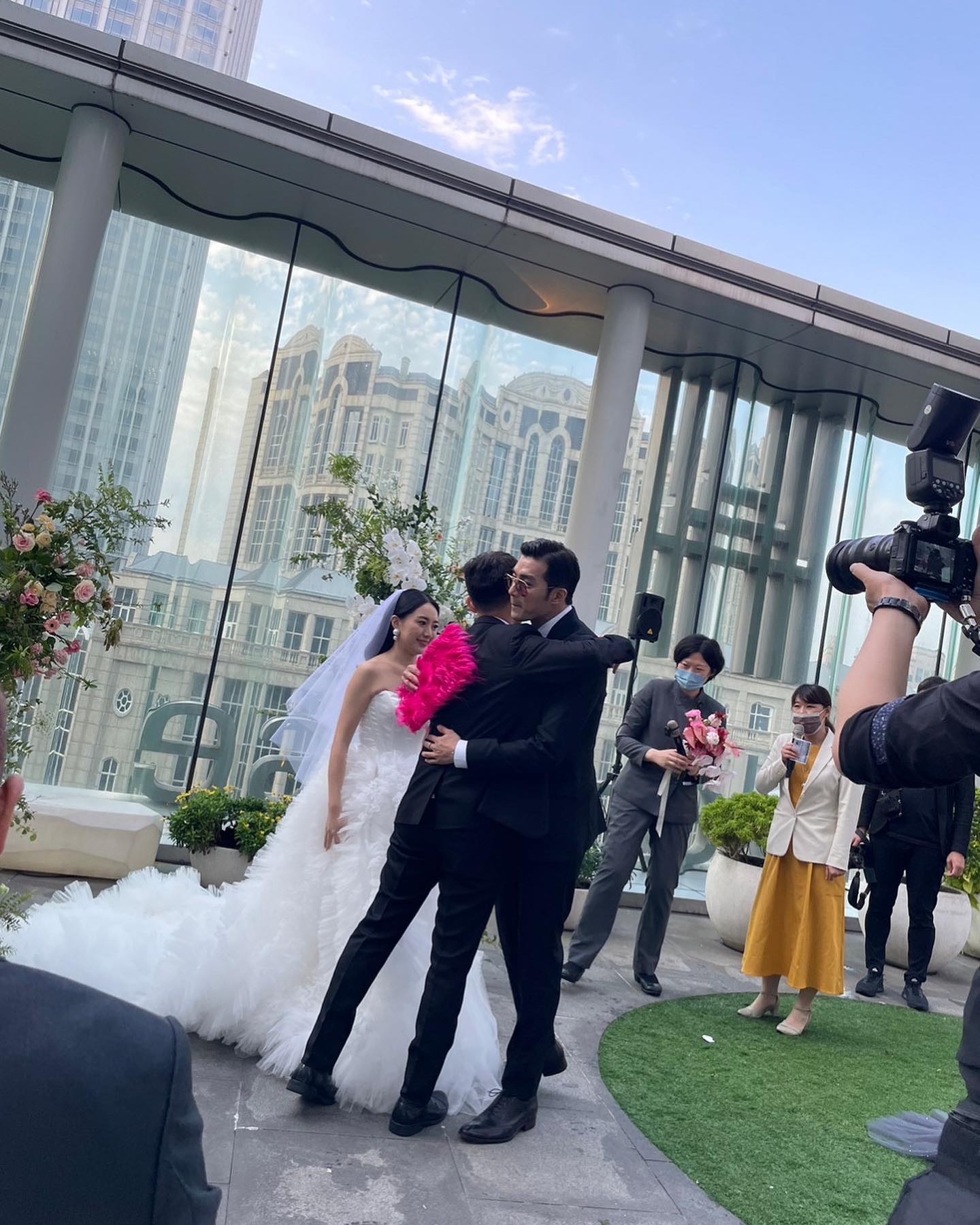 賀軍翔給妹婿一個深深的擁抱。(圖/翻攝賀軍翔臉書)