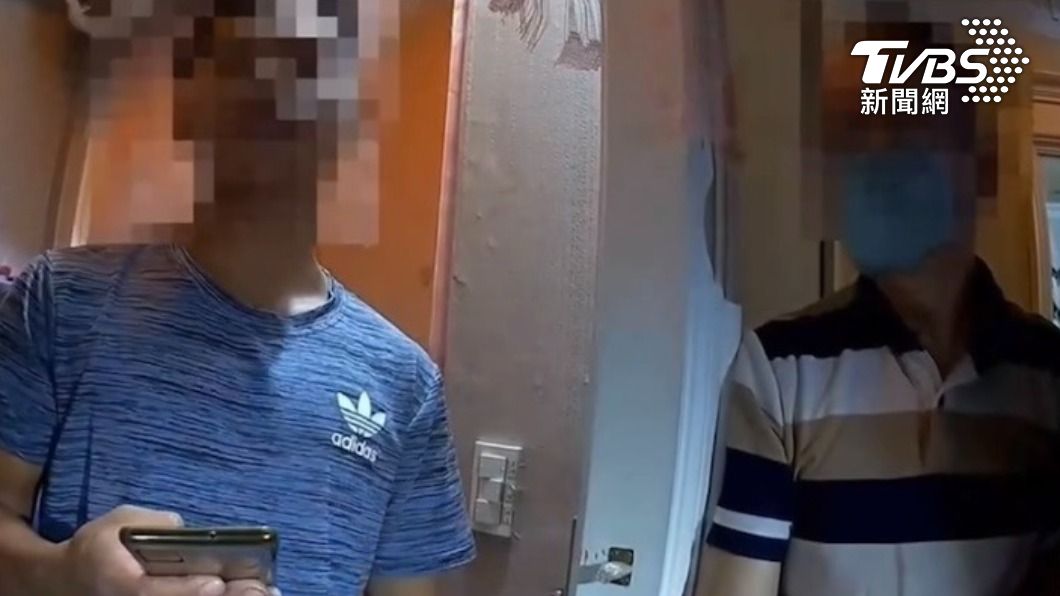畢姓負責人(左)與印尼籍男船員。(圖/警方提供)