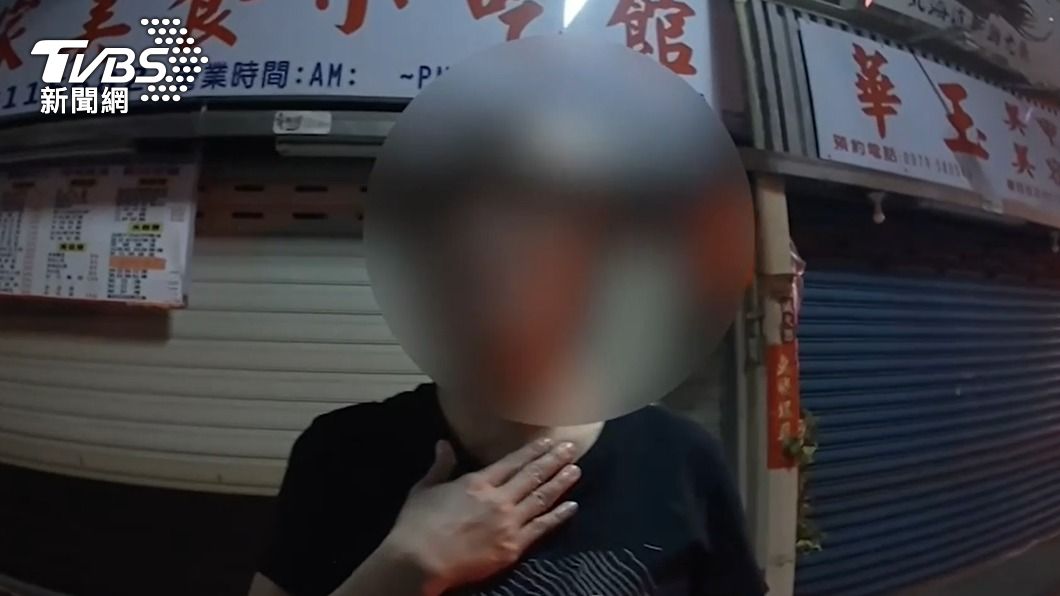 梅女被攔下後向警員道歉。(圖/TVBS)