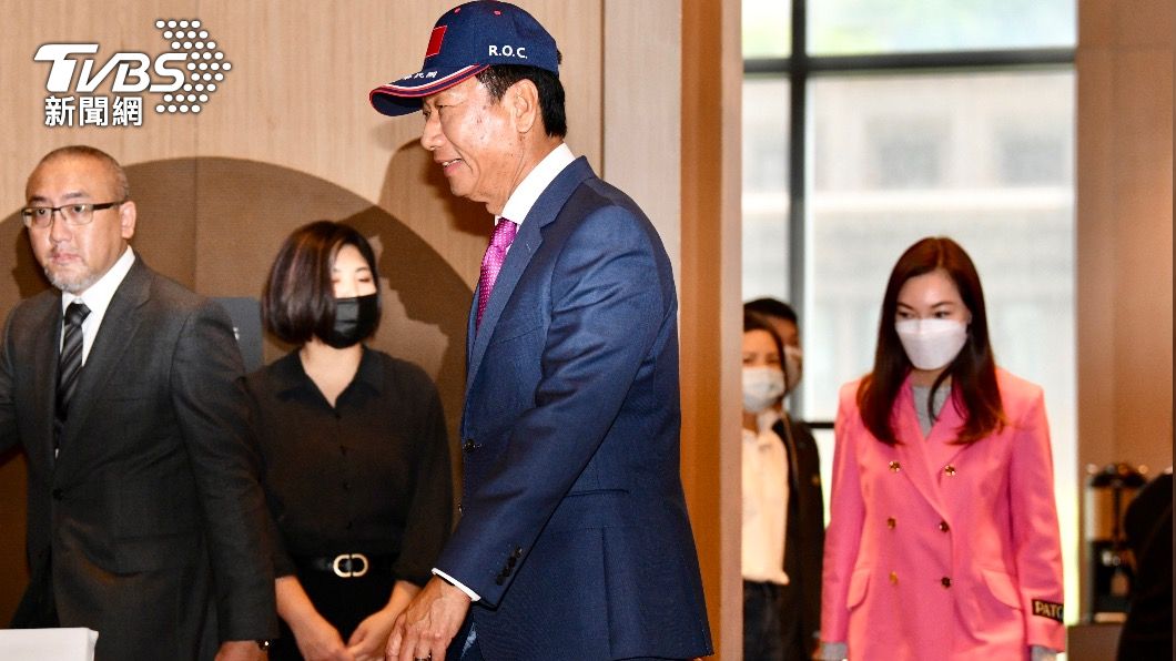 鴻海集團創辦人郭台銘舉行記者會,夫人曾馨瑩默默陪同。(圖/胡瑞麒攝)