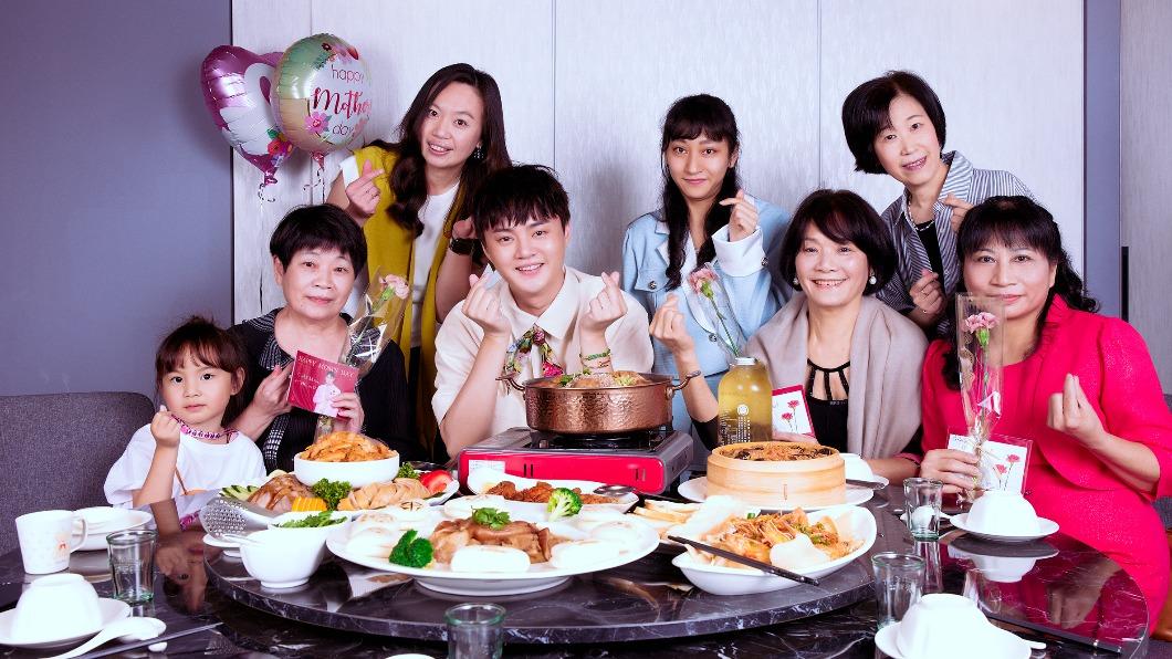 許富凱暖當「1日兒子」陪慶母親節　備好料寵師奶粉絲