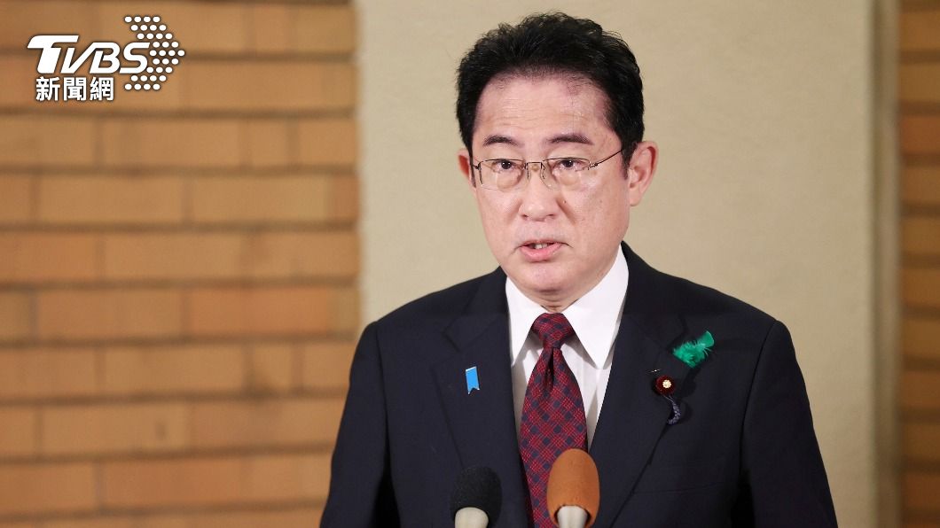 岸田文雄15日在和歌山縣準備演講活動時,現場忽然傳出爆炸聲響,他趕緊撤離現場,並無大礙。(圖/達志影像美聯社)