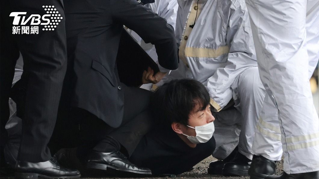 現場被警方人員壓制的木村隆二。他本來想參選去年的參議院選舉,但年齡不符。(圖/達志影像美聯社)