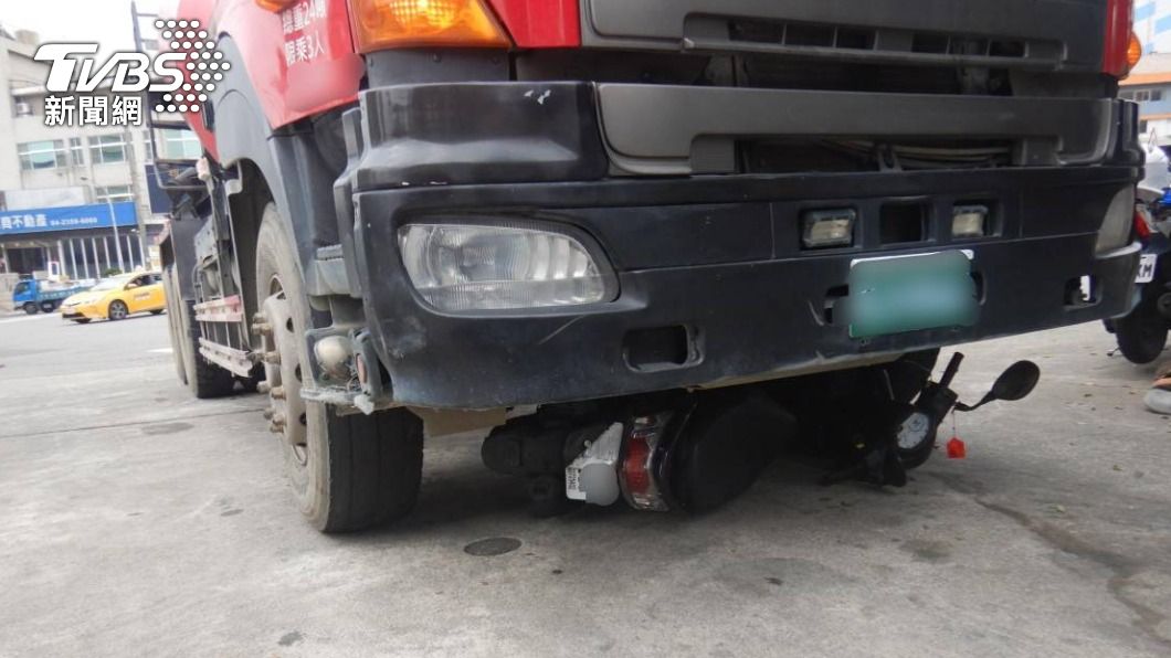 向女被碾壓車底。(圖/警方提供)
